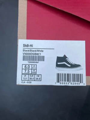Vans skor - Storlek 38, helt oanvända. Säljes i originalkartong. Säljes för 600, nypris idag 1000kr