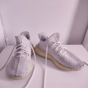 yeezy 350 v2 natural - Säljer yeezy 350 v2 natural det är i 7/10 condition perfekta skor och passar alla outfits. Om du vill ringa är mitt telefonnummer 0709732726 storlek 41/5. 