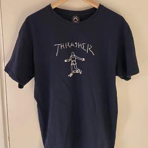 En fin tshirt från Thrasher använd ett fåtal gånger. Sömmen viker upp sig ner mot midjan. Storlek L Köparen står för frakt :)