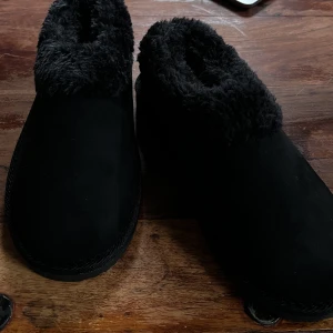 Svarta fluffiga tofflor/ skor - Jättesköna svarta fluffiga tofflor som går att ha både inne och ute beroende på preferens! Helt nya och skickas i orginalförpackning 🧸🧸
