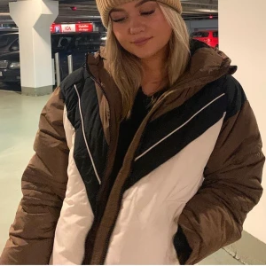 Vinterjacka  - NA-KD vinterjacka som är köpt för något år sedan, endast använd några enstaka gånger under en vinter, så skicket är super! Strl S🤎🖤 200kr