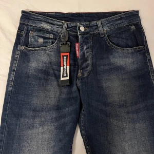 Dsquared2 jeans - Säljer dessa fina jeans i helt nytt skick, knappt använda och så gott som nya. Säljer för 500 men priset går att diskuteras. Storlek 42 står det på byxan men skulle säga att det är mer en 38. 🌸