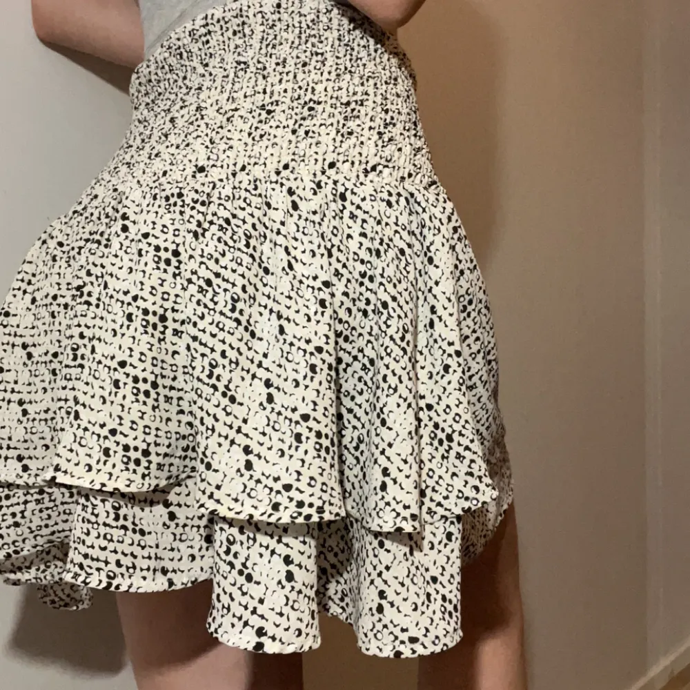 En jätte söt kjol som var köpt i MQ för några år sen, så det är super bra material. Bara använt denna kjol 1 gång annars är den som ny.. Kjolar.