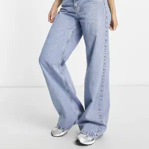 Säljer mina helt nya Pull&Bear jeans som är köpta på Asos då dom är för små och ska köpa ett par större. Jättefina och snyggt vida där nere!  Storlek 40 men små i storleken, 39 typ <3 Skriv privat om ni undrar något eller för fler bilder :) Nypris 360 kr