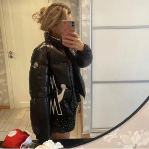 Moncler jacka - Säljer nu min älskade moncler jacka som är en limited edition och endast såldes under en vinter och kommer därför inte gå att få tag på igen💞Barnstorlek men passar mig som är 164 och har storlek xs i vanliga fall. Äkthetsbevis medföljer såklart💗💗