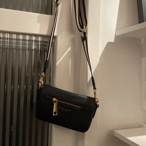 Marc Jacobs Väska - Bara andvänd ett fåtal gånger. Är i bra skick. Jag har bevis på att den är äkta!
