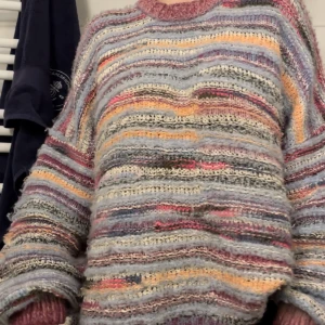 Oversized stickad tröja  - oversized färglad stickad tröja från bikbok. köpt för 500 kr nypris. perfekt för vilka byxor som helst. suupermysig o skön! säljer då jag inte gillar färg så mycket. köparen står för frakten