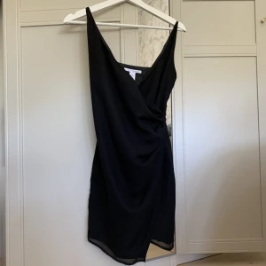 Klänning från Nelly - Svart kort klänning från Nelly trend. Köpt second hand och är fortfarande i väldigt fint skick. 