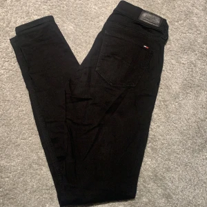 Tommy Hilfiger svarta skinny Nora 28/34 - Ett par super snygga Nora skinny mid rise, stretch. Kol svarta. Använda ett fåtal gånger.