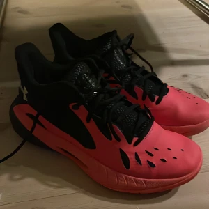 Basketskor Under Armour - Basketskor endast använda inne och i nästan nyskick. Stl. EUR 43