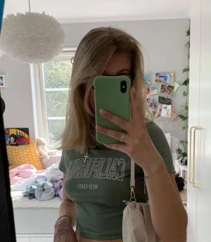 T-shirt - Superfin t-shirt perfekt för sommar. Jätte skönt matrial. Säljer pga storleken inte längre passar tyvärr.