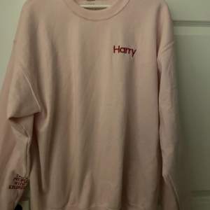 Ljusrosa Harry Styles sweatshirt, säljer för använder den inte. Köpte för 700kr. 86kr i frakt och köparen står för frakt. 