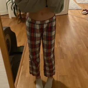Rutiga pyjamasbyxor  - Jättefina juliga pyjamasbyxor som jag köpt på Plick men de var tyvärr för korta så jag har aldrig använt de. Fint skick