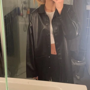 Skinnjacka  - Fin skinn/läder jacka köpt från Shein. Väldigt tunn så kan användas som vår/sommar jacka. Använd max 3 gånger så den är som ny. Säljer pågrund av att jag inte längre får användning av den. Köparen står för frakten. 