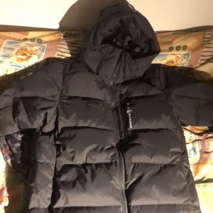 Sail Racing jacka - En fett snygg vinter jacka från Sail Racing, väldigt varm och skön. Den är som ny då jag nyss köpt den förra månaden. Nypris (3699) Mitt pris (2250) och kan diskuteras vid snabbt köp.