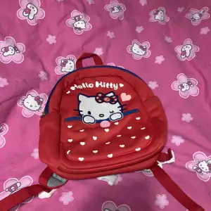 Världens gulligaste lilla Hello Kitty ryggsäck! Ca 25cm hög! Köpt på loppis och har förra ägarens namn på lappen inuti. (Frakten i annonsen stämmer ej hör av dig så kommer vi på en frakt)