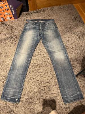 Tjena, Säljer dessa jeans då dom ej kommer till användning.  1. Vintage ralph lauren jeans  Storlek:32/34  Condition:Vintage men inga fläckar på eller liknande  