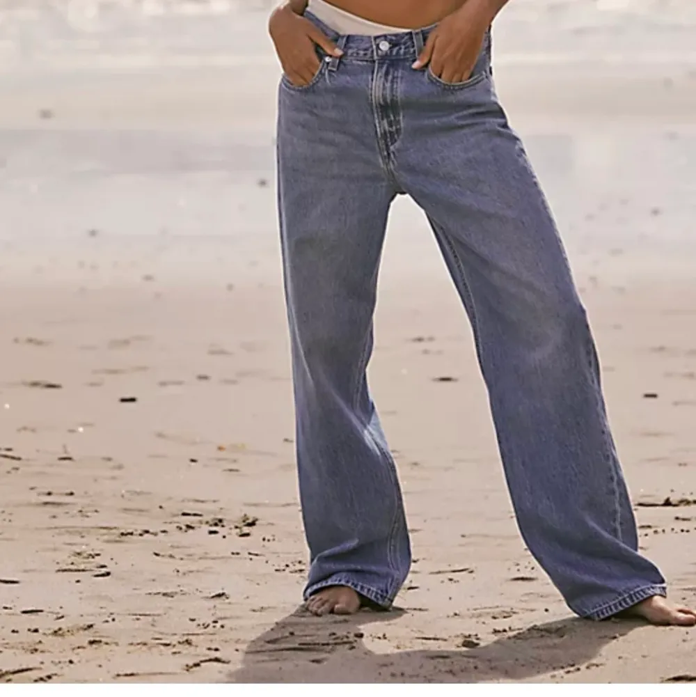 Assnygga!!!! levis loose straight jeans som är slutsålda på många webbsidor. Low-waisted och sitter som på första bilden men i en ljusare färg! Sparsamt använda, dock har dem ett lagat hål på knät, kan skicka bild privat!🫶🏼. Jeans & Byxor.