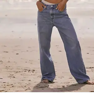 Assnygga!!!! levis loose straight jeans som är slutsålda på många webbsidor. Low-waisted och sitter som på första bilden men i en ljusare färg! Sparsamt använda, dock har dem ett lagat hål på knät, kan skicka bild privat!🫶🏼
