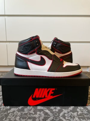 Jordan 1 Bloodline  - WTS Sko: Air Jordan 1.  Modell: Bloodline.  Innehåll: Se bilder. Skick: 10/10, om man bortser från att dem har använts. Storlek: US 13, Euro 47.5, UK 12 (Köpta från SNS)
