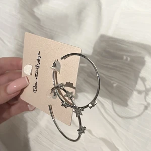 Örhängen stjärnor  - Örhängen från miss selfridge med prislappen kvar!☺️💘