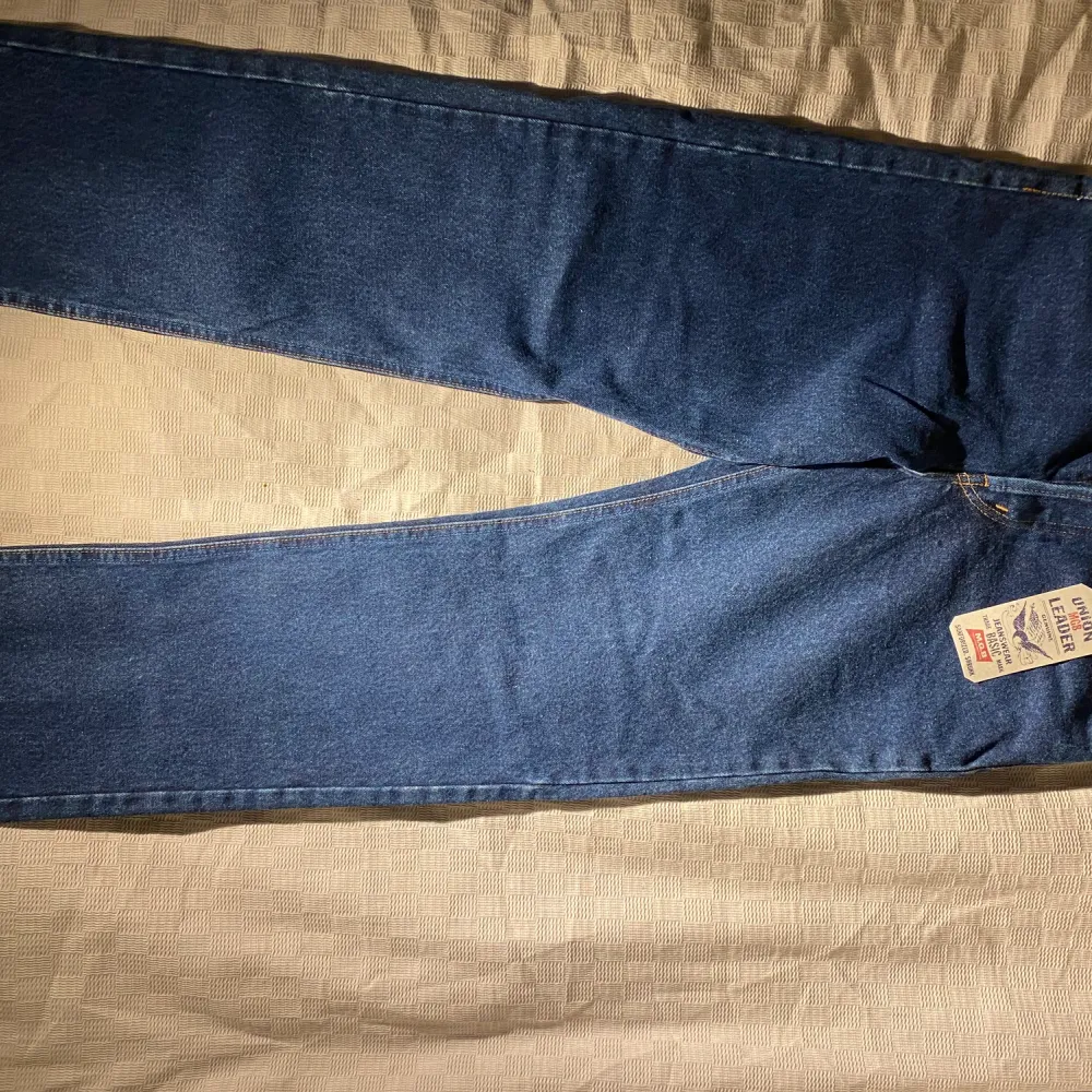 Snygga MGB jeans med lapparna på i helt nytt skick. Kvalitetsmaterial, gjorda i 100% bomull. Modell 401. Straight leg. Är storlek 170 i barnstolek och sitter som en XS. Öppen till budgivning. . Jeans & Byxor.