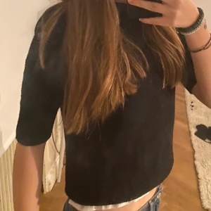 Stickad t shirt - Säljer denna stickade t shirt. Den är i storlek m men passar s också. Den är i jätte bra stick och nästan aldrig använd❤️den är från vila