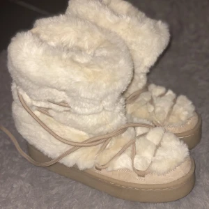 Skor från H&M - Vinterskor från H&M använda 4-5 gånger.  Storlek 38. Säljer endast vid bra bud. Kan fraktas mot kostnad 