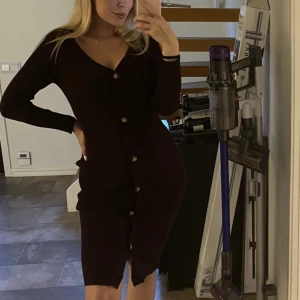 Stickad klänning - En lång stickad klänning från h&m! Använd fåtal gånger. 