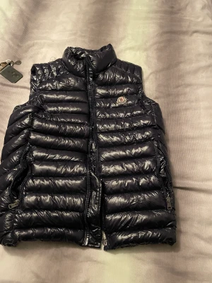 Moncler väst - Moncler väst nyskick storlek passar S-M Finns i Stockholm 