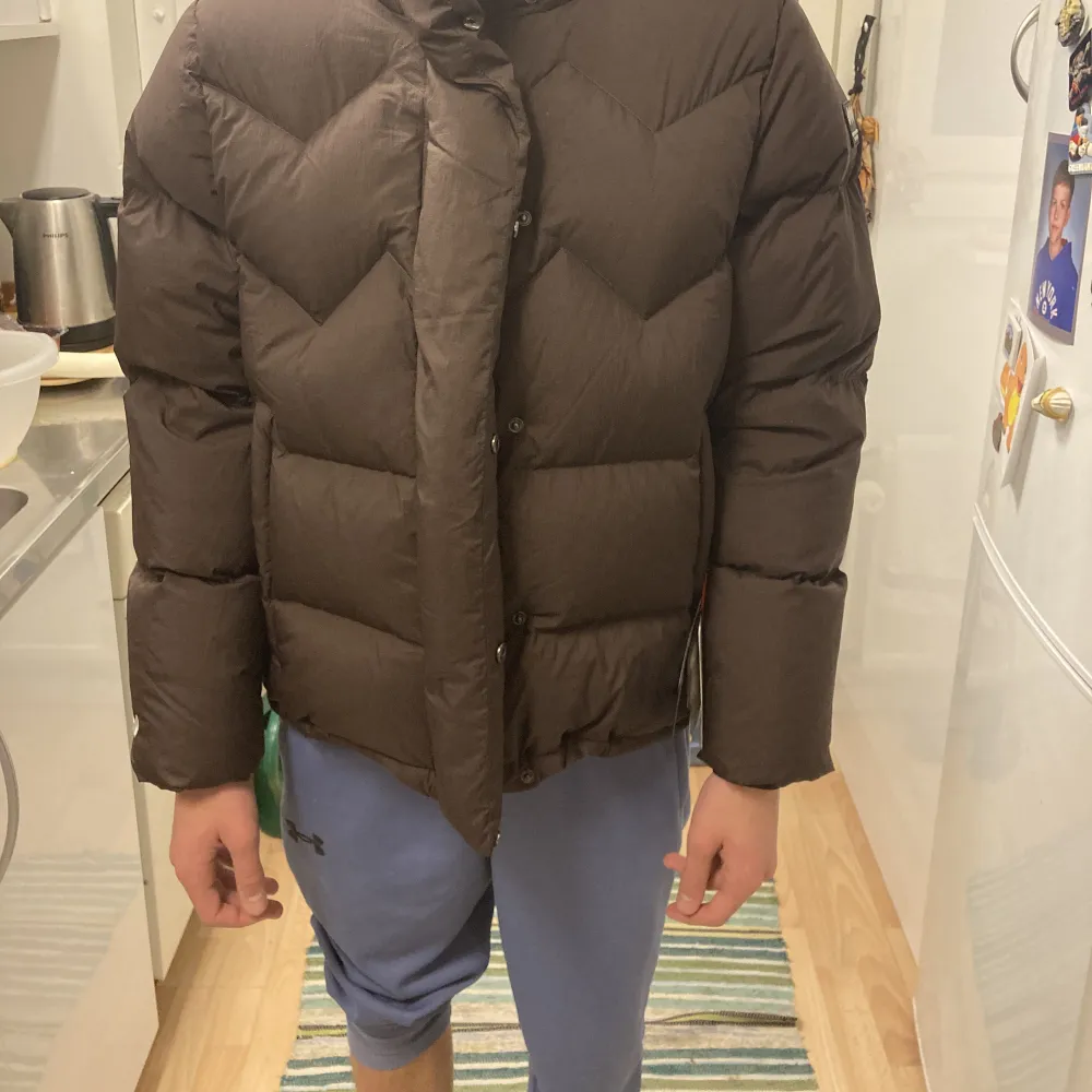 Super snygg jacka helt ny ej använd . Storlek XXL känns mer som en L privata bilden är modellen 180 cm  lång . Ny pris 3 495 sek köpt på outlet . Endast 1000 sek fynd . Köpare betalar via Swish och betalar porto. Jackor.