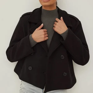 svart kappa ifrån na-kd - säljer min kappa ifrån nakd då den ej kommer till användning nå mer, skriv dm för mer bilder 💕