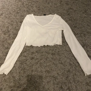 Vit topp  - Snygg och skön vit topp med v ringning sitter jätte snyggt på. Aldrig använd