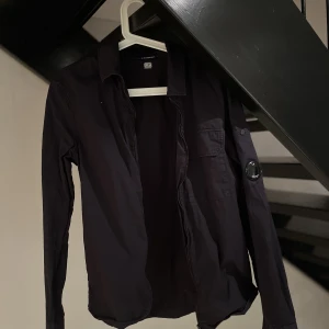 C.P company overshirt - Säljer nu min C.P company overshirt då jag inte använder den längre, jätte stilig overshirt och lätt att matcha med. Färg:Mörk marin blå Köpt för ett år sedan ungefär