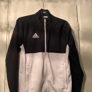 Adidas tröja  - Fint skick 
