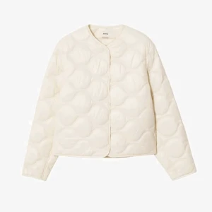 Jacka mango - Säljer denna söta vita jacka från mango i storlek S! Den är helt oanvänd och har lapparna kvar (se bild 2). Har inte använt den då den inte riktigt känns som min stil❤️ Storleken är slutsåld online!!