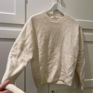 Enkel vit stickad tröja - Nu säljer jag denna enkla vita stickade tröja i storlek S! Jag säljer pga jag har en likadan. 