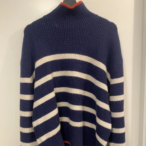 Snygg randig polotröja  - En snygg blåvit randig polotröja från Zara med röda deltaljer. Använd några gånger, skick 8/10. Tröjan är super skön och lite oversized. 