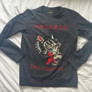 Ed Hardy tröja med rhinestones - Väldigt ovanlig Ed Hardy tröja med rhinestones! Står storlek m! Feeet💋kan posta ! 