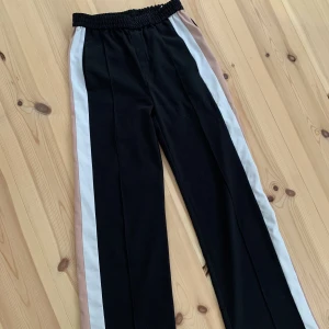 Kostymbyxor med ränder - Vida kostymbyxor med ränder längst med benet i storlek 34 i gott skick