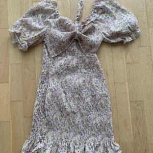 Klänning från Shein - Jätte söt blommig klänning från SHEIN. Tyvärr för stor för mig så därför jag säljer:/ 