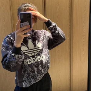 Adidas tröja stlr 34/xs - Cool tröja med mönster från Adidas som tyvärr inte kommer till användning längre. Köparen står för frakten!