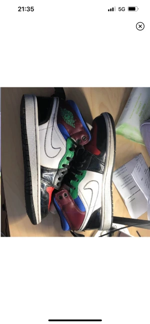 Air Jordan 1 mid - ❗️Tryck ej på köp direkt❗️Köpta på plick men för små, lånade bilder! Defekter kan förekomma speciellt nästintill hälen. Pris kan diskuteras och vid snabb affär kan jag  sänka priset!