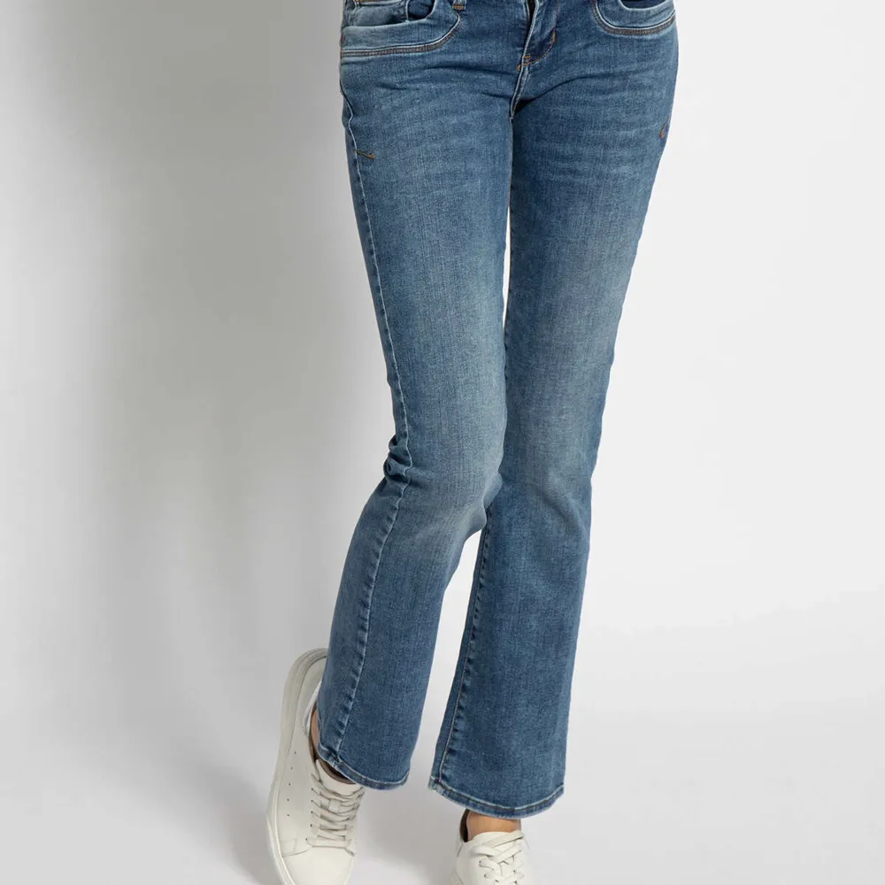 Skit snygga ltb jeans som tyvärr inte passade mig. Slutsålda överallt. De är i nyskick med lappen kvar, nypris 799 men säljer för 600. Storlek: 26 i midjan och 36 i längd💓. Jeans & Byxor.