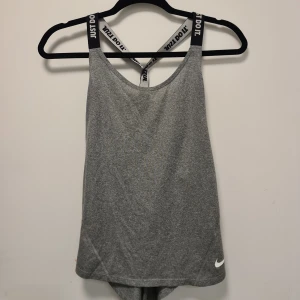 Nike pro linne - Nike pro linne, har en likadan i ljusrosa, paketpris möjligt om man köper båda. Knappt använda då dem ej passar. Storlek XS men passar S också. 