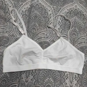 Bralette 🤍🤍 - Helt ny bralette från SHEIN som är i bra kvalité och som aldrig kommit till användning. OBS! Lite genomskinlig! 45kr frakt ☆ 
