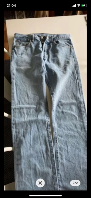 Levis 501 - Säljes då jag växt ur dem för länge sen så dem ligger bara på hyllan Storlek 31/32 väldigt bra skick Köpare står för frakt