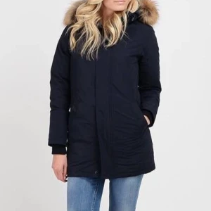 Svea jacka - Nästan oanvänd vinterjacka med märket Svea som köptes för 3999kr. Priset kan diskuteras vid snabb affär 