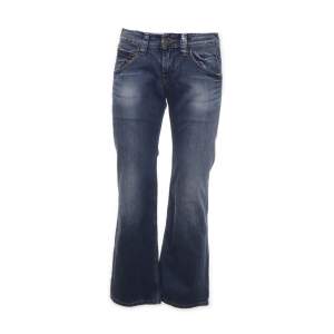 Blåa bootcut jeans ifrån Pepe London som är lågmidjade. Storlek 28/32. Midjemått: 78 