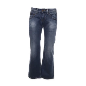 Pepe Jeans - Blåa bootcut jeans ifrån Pepe London som är lågmidjade. Storlek 28/32. Midjemått: 78 